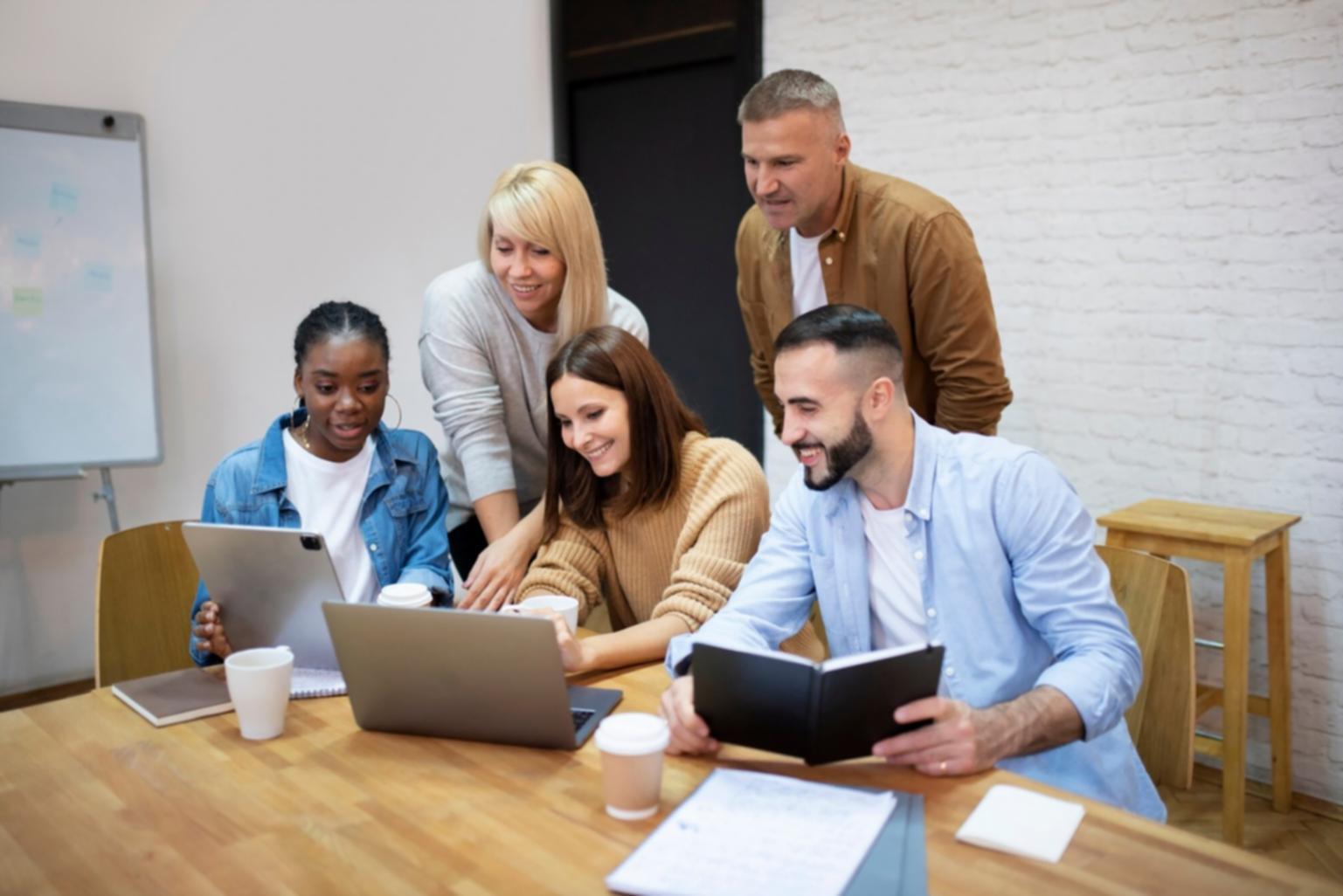Equipo de analistas colaborando en proyecciones financieras