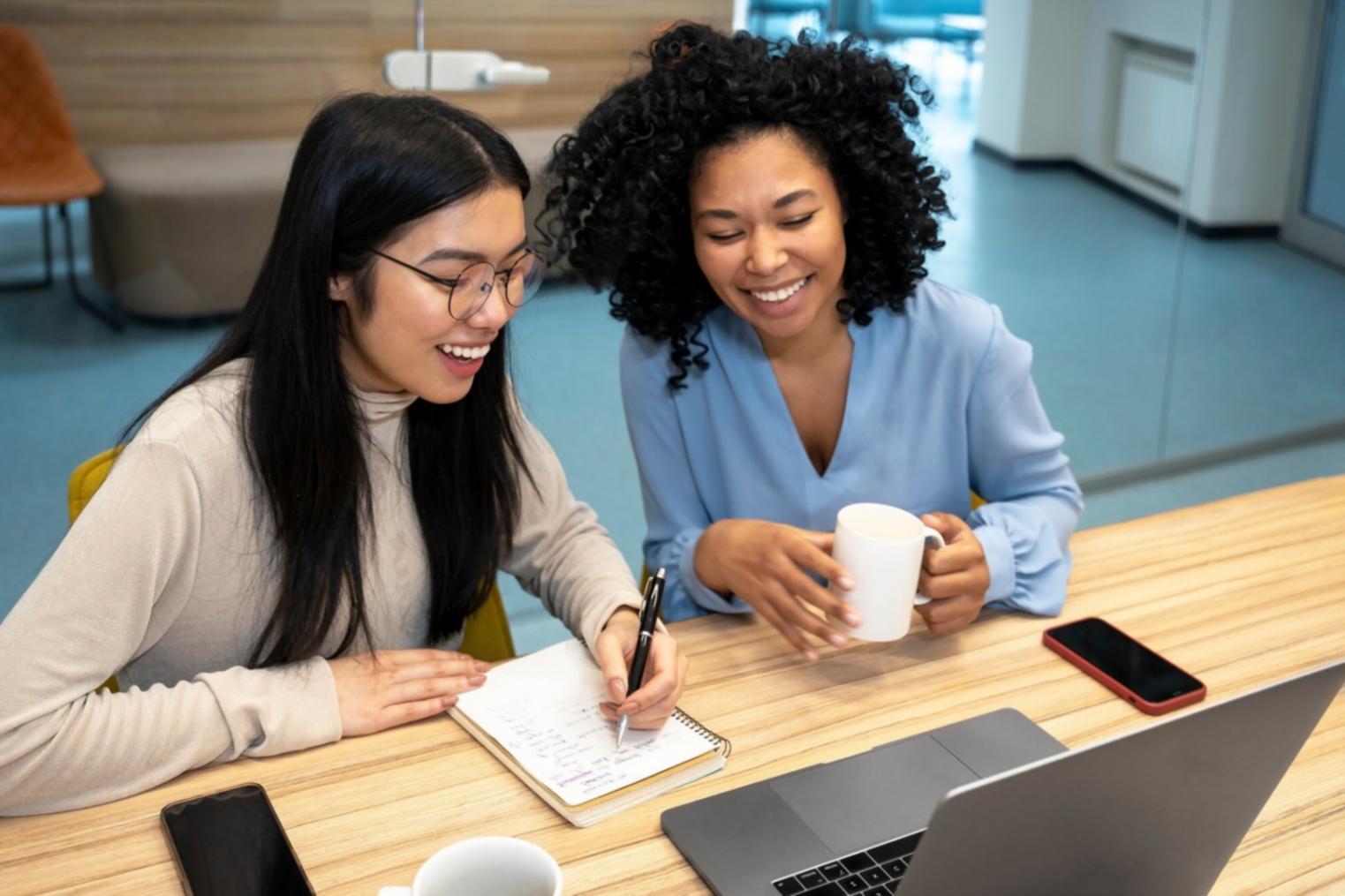 Profesional analizando métricas financieras y modelos de riesgo en múltiples pantallas