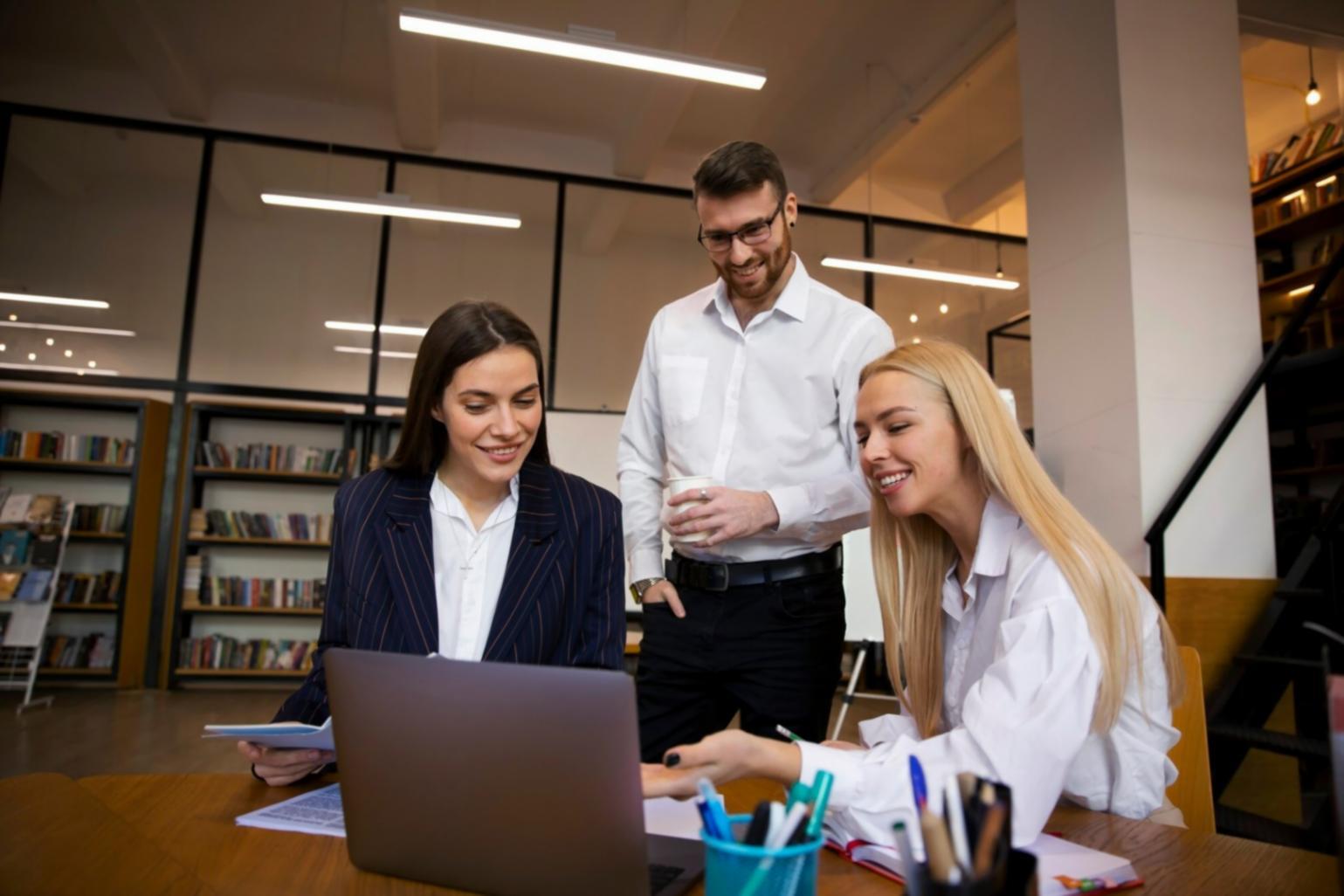 Espacio de trabajo organizado con documentos financieros y ordenador