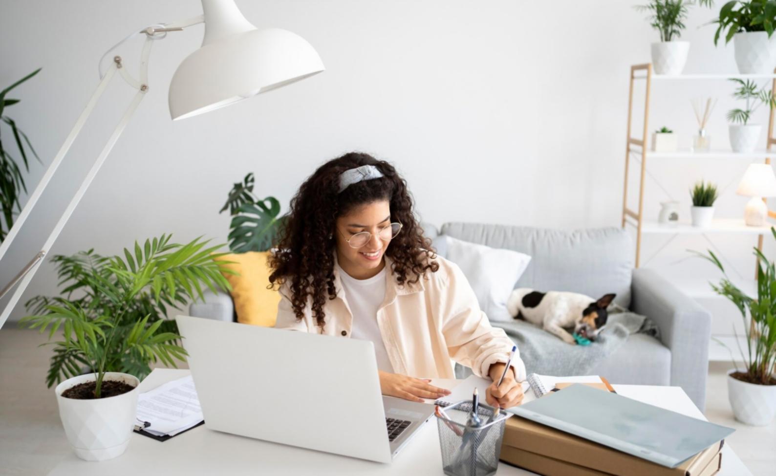 Equipo de analistas financieros trabajando en proyecciones y modelos de valoración empresarial