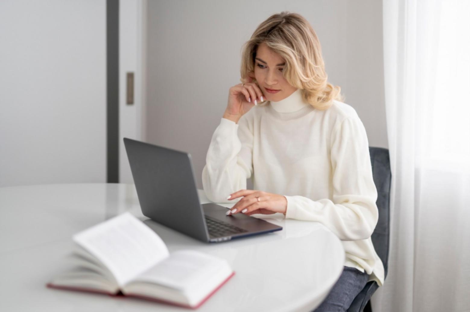 Estudiante analizando datos financieros en pantalla de ordenador