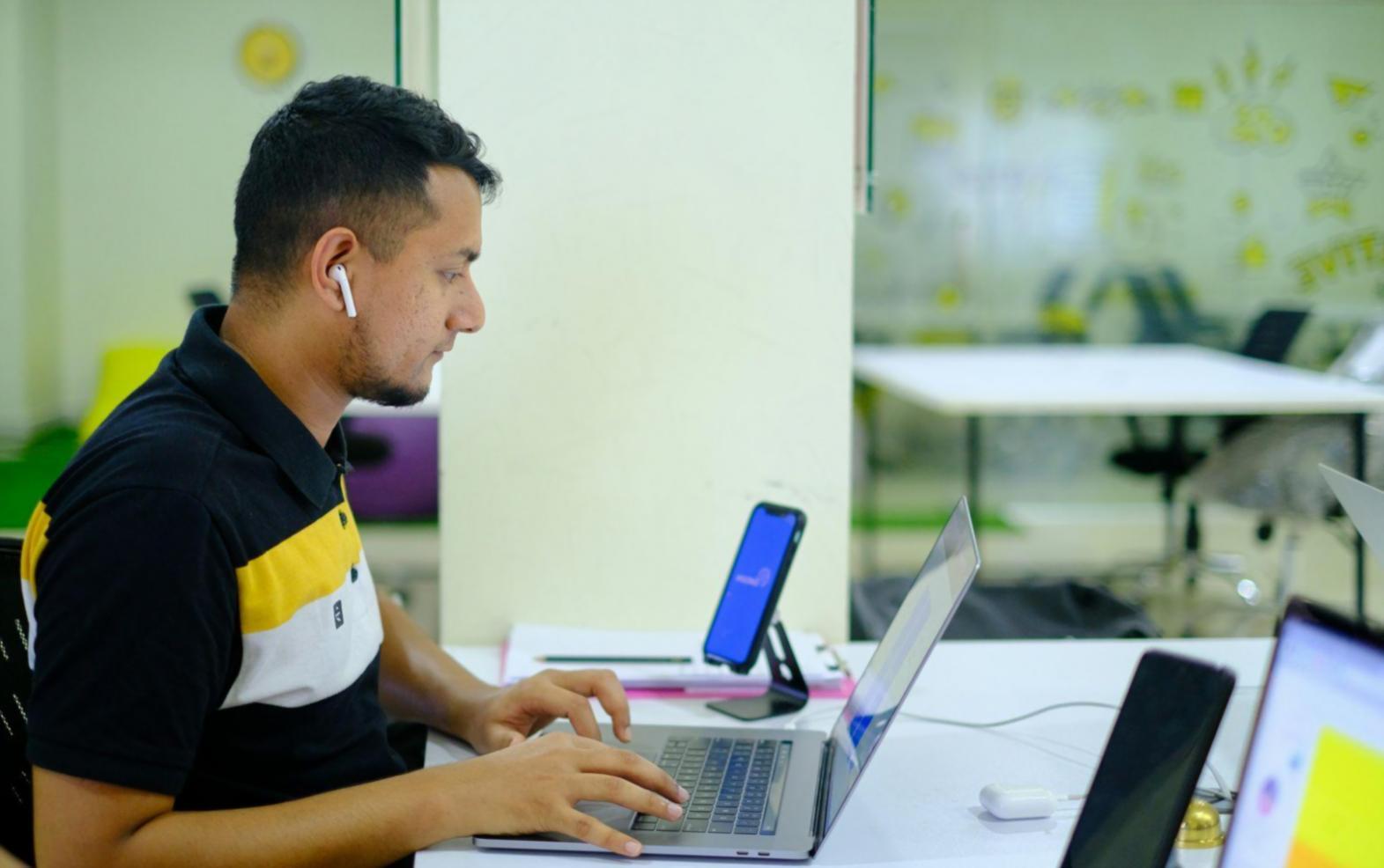 Analista trabajando con modelos financieros complejos